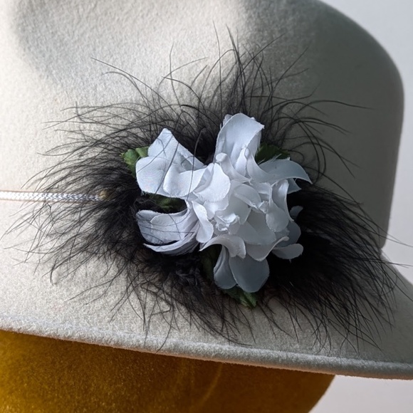 White fedora hat with feather, size OS - Picture 8 of 8